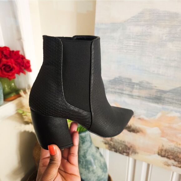 Qupid Snakeskin Print Elastic Side Ankle Booties - Size 8.5 - Picture 5 of 15